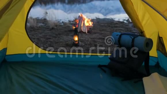 在山上露营在日落时营火和帐篷视频的预览图