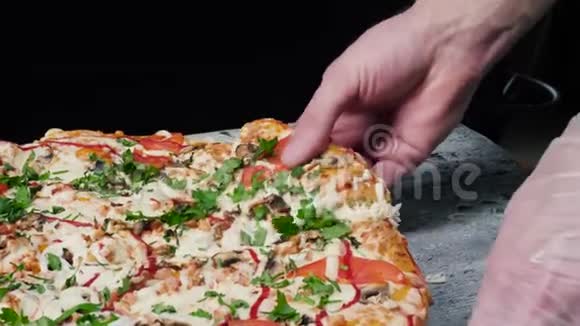 热辣意大利香肠比萨饼大奶酪午餐或晚餐与奶酪框架美味可口的意大利快餐视频的预览图