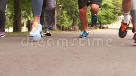 马拉松运动员的脚视频的预览图