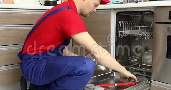 家用电器维修服务洗碗机维修人员视频的预览图