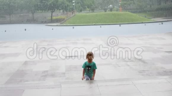 女孩从雨中跑出来视频的预览图