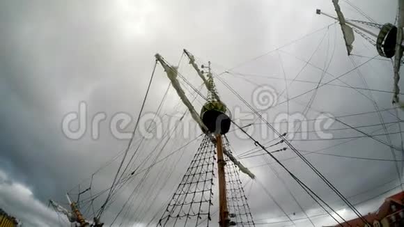 海盗船在港口风暴中视频的预览图