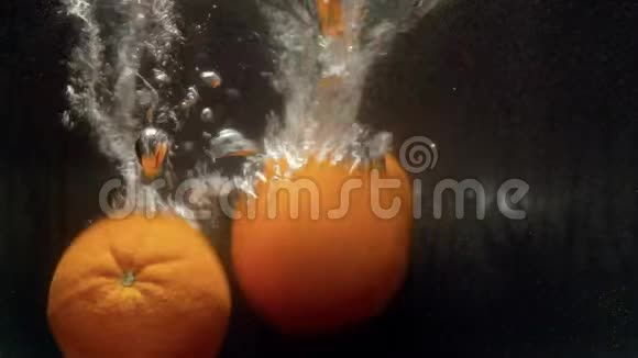 橘子在水里视频的预览图