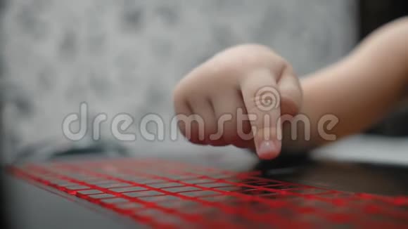 天才小子在笔记本电脑上打字视频的预览图