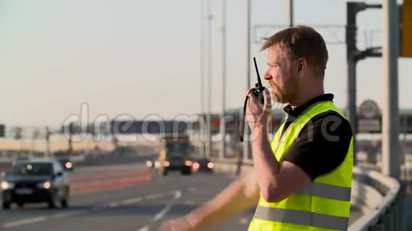 有对讲机的交警在高速公路工作视频的预览图