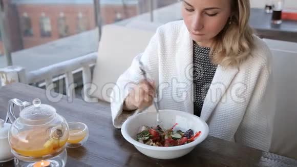健康的生活方式女人在美丽的日子里吃沙拉微笑着在户外快乐视频的预览图