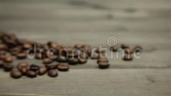 在咖啡豆上倒入一杯新鲜的浓咖啡视频的预览图