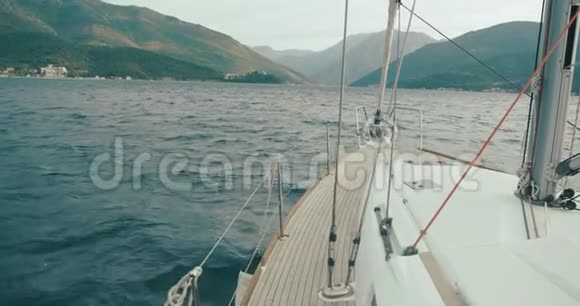 环游欧洲黑山和阿尔巴尼亚在一个阳光明媚的日子里白船穿越科托湾视频的预览图