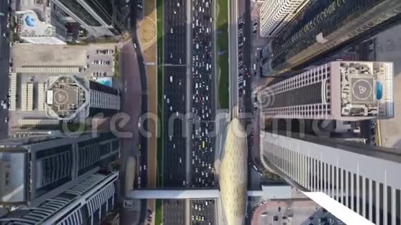 未来派顶级空中无人机拍摄长时间繁忙的公路道路和现代摩天大楼在迪拜大城市全景视频的预览图