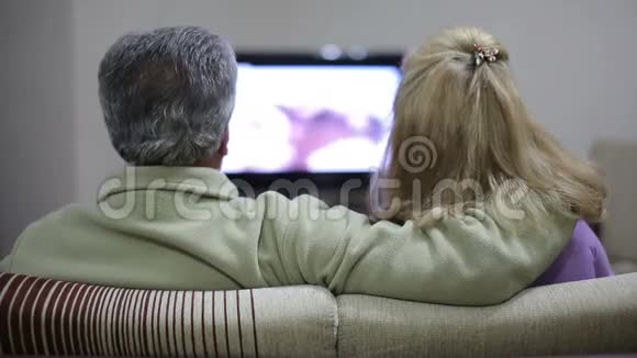 年长夫妇看电视视频的预览图
