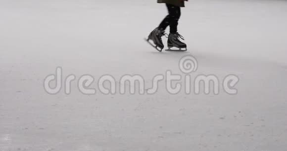 溜冰场视频的预览图