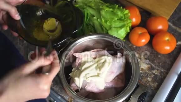 女性厨师的特写双手将香料放入平底锅中在家中的厨房里放有齐肯的翅膀视频的预览图