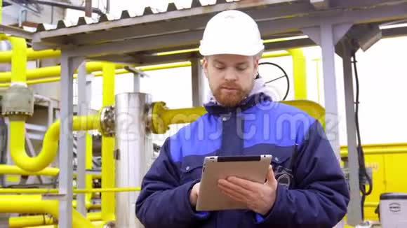 现代工业工厂的工程师拿着平板电脑用对讲机说话视频的预览图