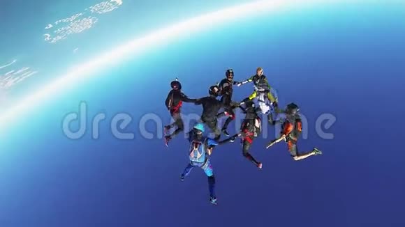 专业跳伞员在迪拜海岸上空跳伞形成跳舞阳光明媚视频的预览图