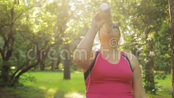 体重超标的妇女开始喝水视频的预览图