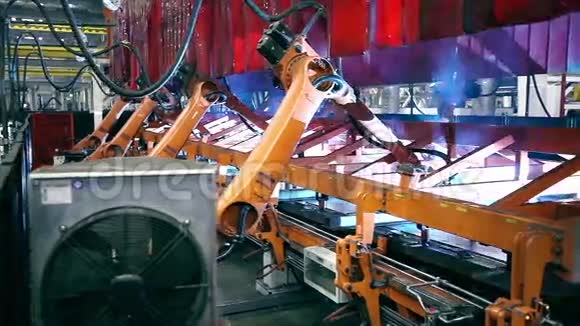 工业工厂焊接机器人视频的预览图