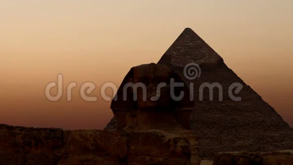 时光流逝从Cheops和狮身人面像金字塔上空升起吉萨埃及v1视频的预览图