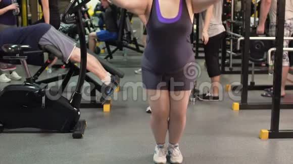 超重女性在健身房跳绳减肥健身慢动作视频的预览图
