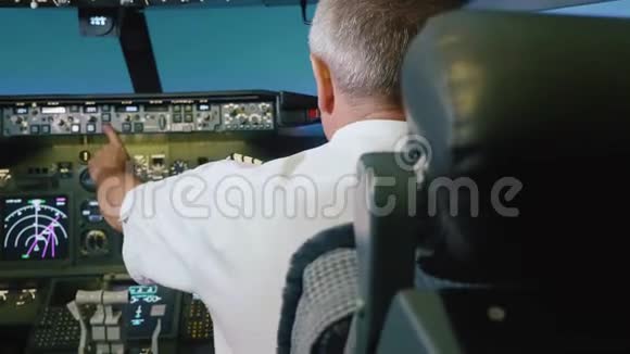 船长控制着飞机后视视频的预览图