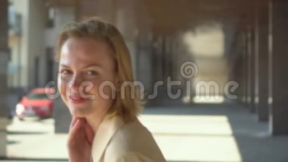 特写独立商务女性的肖像迷人的金发高管微笑友好地看着穿着视频的预览图