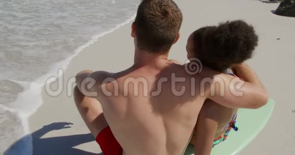 在海边的一对年轻夫妇视频的预览图