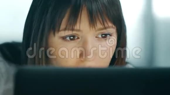 严肃的年轻女人晚上用电脑她找到了自己要找的东西微笑着视频的预览图