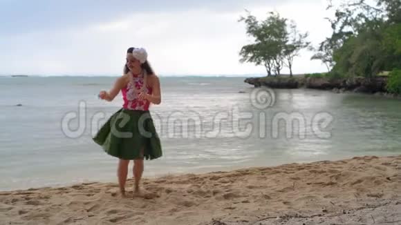 夏威夷草裙舞女服装舞视频的预览图