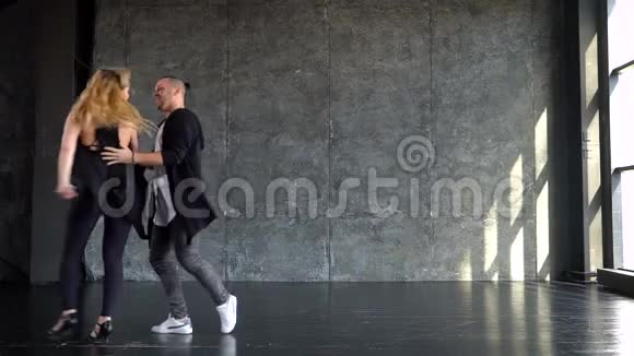 年轻夫妇跳舞在灰色背景上跳舞视频的预览图