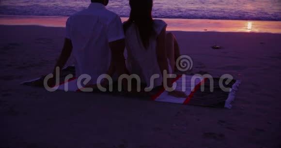 在海边的一对年轻夫妇视频的预览图