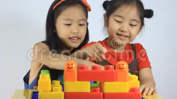 亚洲小孩玩积木视频的预览图