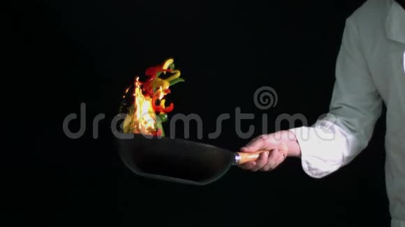 厨师在炒辣椒视频的预览图