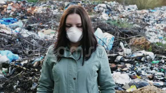 女活动家与停止海报垃圾场视频的预览图