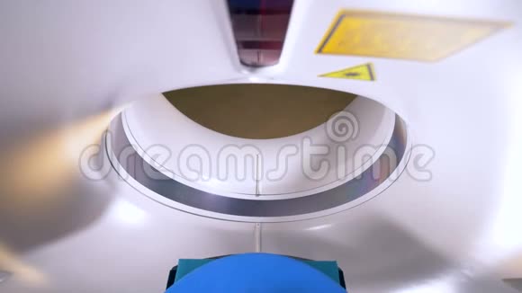 医院急诊MRI影像扫描女性在体检时躺在磁共振图像设备中4K视频的预览图