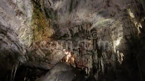 带有石灰石柔毛的波托尼亚洞穴视频的预览图