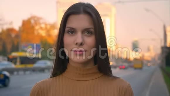一幅美丽的深黑肤色女孩的特写镜头在道路背景下微笑视频的预览图