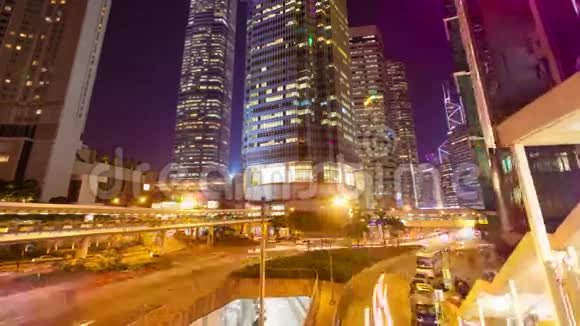 一个城市繁忙的交通和金融建筑的4k超传视频视频的预览图