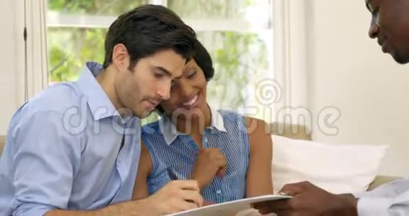 幸福夫妇与房地产经纪人签订合同视频的预览图