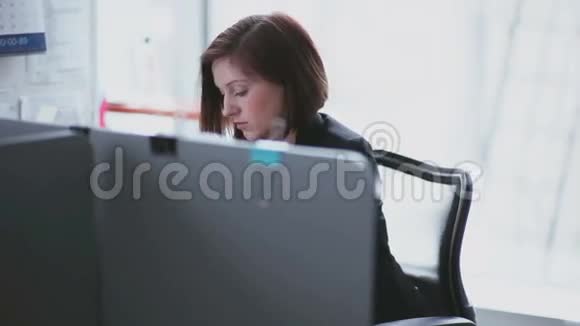 在办公室工作累了的女商人视频的预览图