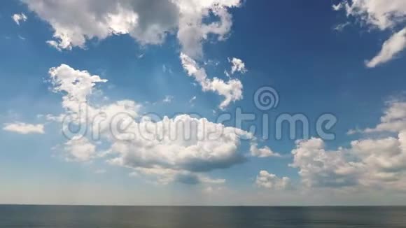 天空中靠近大海的云层的时间视频的预览图