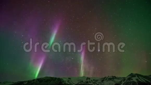 令人惊叹的4k紫绿色明亮的彩色北极光北极光澳大利亚光在时间流逝的夜空中发光视频的预览图