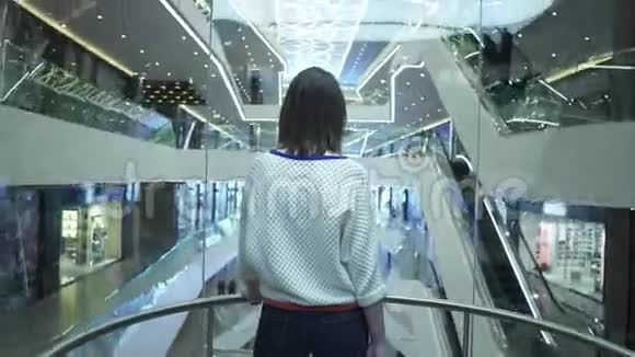 女人爬上电梯视频的预览图