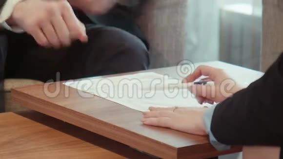 业务男女签纸视频的预览图