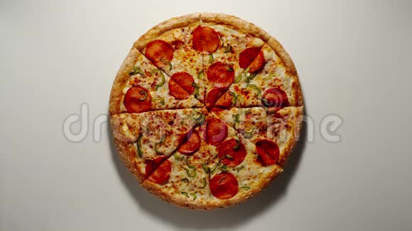 从木板上拿一片大披萨视频的预览图