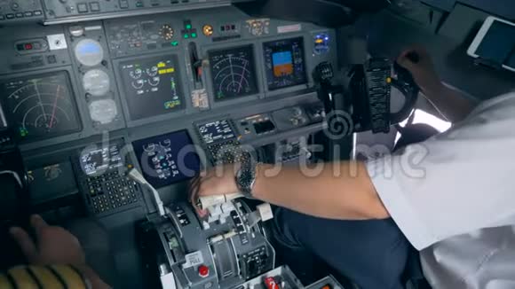 一个有飞行员坐在飞机驾驶舱的内部视频的预览图