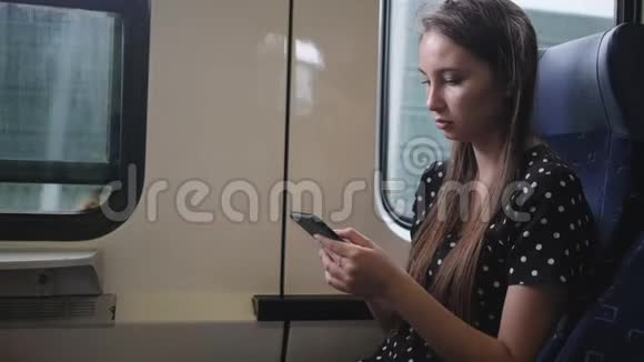带手机的女孩在火车上视频的预览图