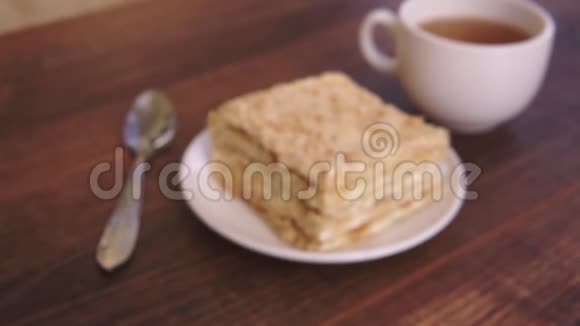 一杯带蛋糕的茶视频的预览图