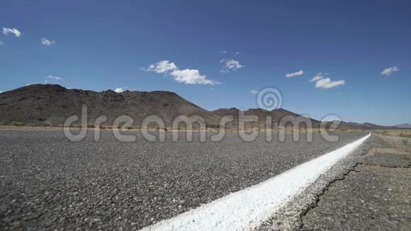漫卷草吹过沙漠中的一条路视频的预览图