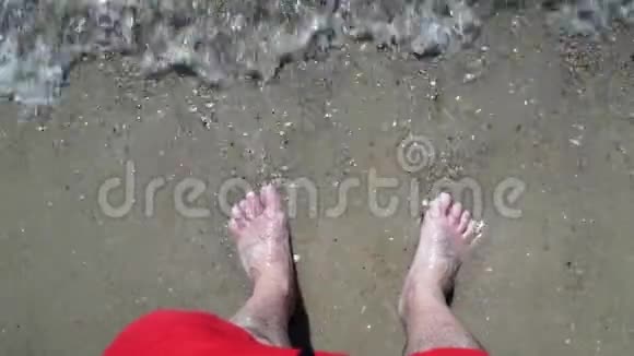 人脚在海里视频的预览图