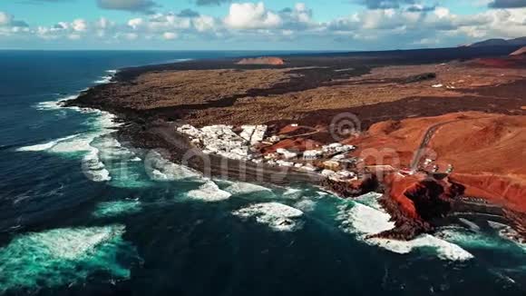飞越西班牙加那利群岛兰萨罗特火山埃尔戈沃湖视频的预览图