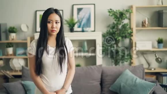 愤怒的亚洲小姐看着镜头皱着眉头摇头表示失望和不满视频的预览图